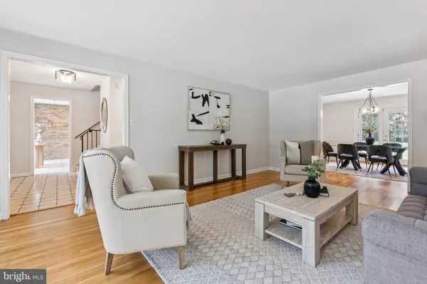 Potomac, MD 20854,17 ORCHARD WAY