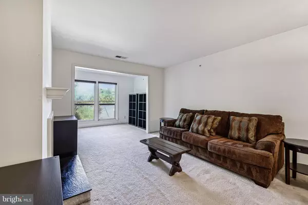 Oakton, VA 22124,3176 SUMMIT SQUARE DR #4-E3