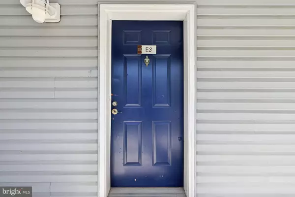 Oakton, VA 22124,3176 SUMMIT SQUARE DR #4-E3