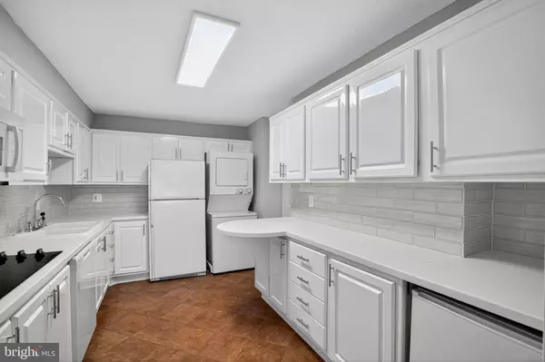 Alexandria, VA 22303,5902 MOUNT EAGLE DR #805