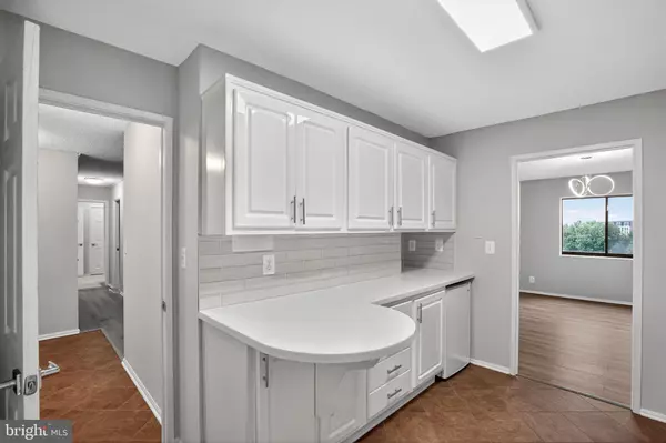 Alexandria, VA 22303,5902 MOUNT EAGLE DR #805