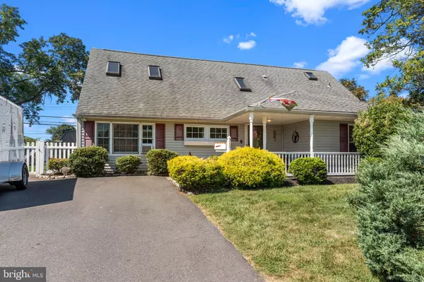 21 DOWNHILL RD, Levittown, PA 19056