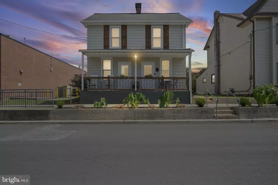 104 N LOCUST ST, Palmyra, PA 17078