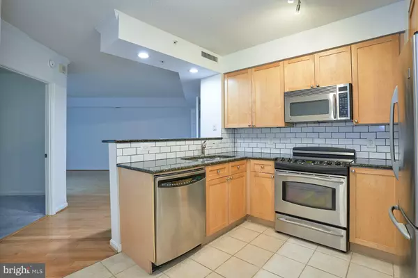 Alexandria, VA 22302,3101 N HAMPTON DR #1215