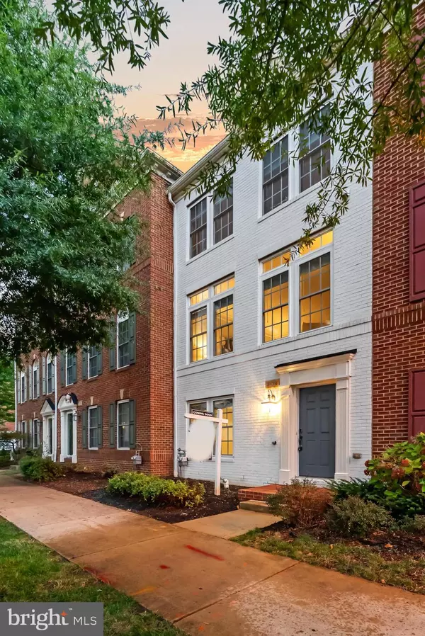 Alexandria, VA 22305,904 W GLEBE RD