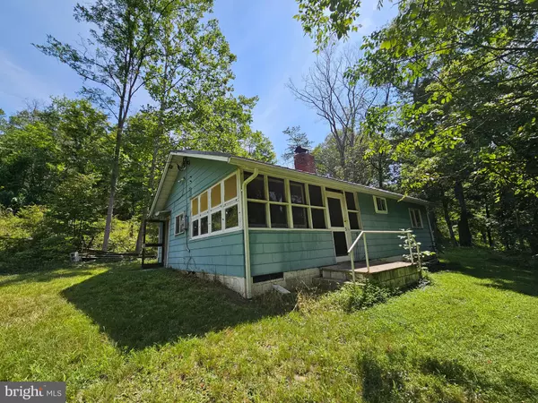 402 TURKEY BUZZARD LN, Great Cacapon, WV 25422