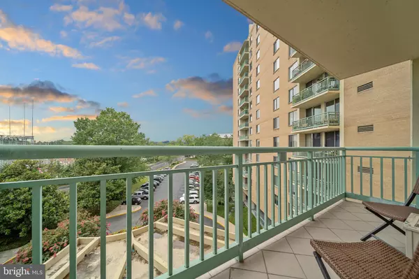 Alexandria, VA 22314,501 SLATERS LN #402