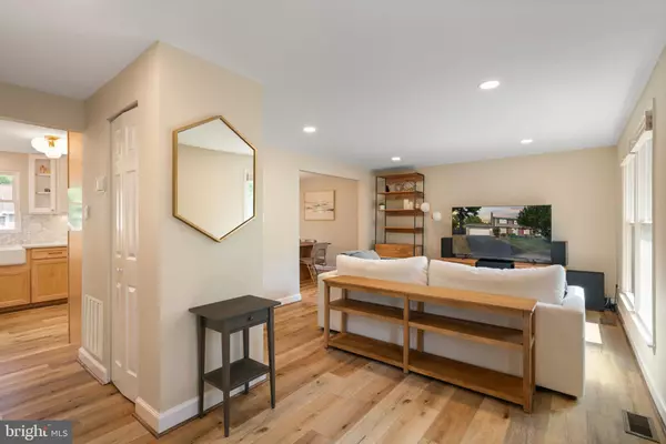 Herndon, VA 20170,1008 WINDCROFT GLEN CT