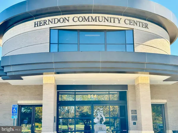 Herndon, VA 20170,1018 KNIGHT LN