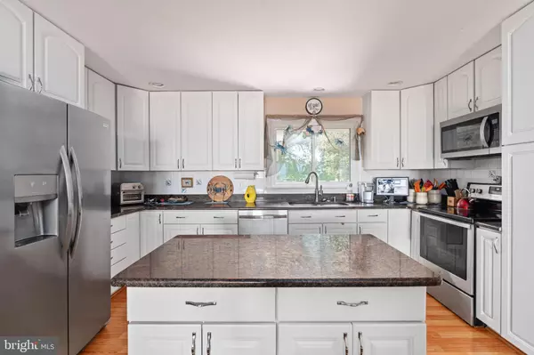 Colonial Beach, VA 22443,639 BARRACKS BEACH DR