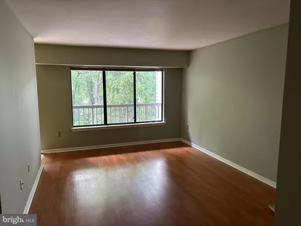 Manassas, VA 20110,8393 BUTTRESS LN #302