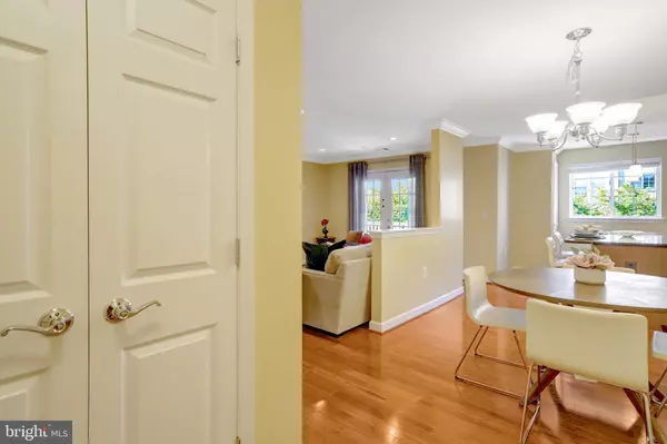 Arlington, VA 22204,4119 S FOUR MILE RUN DR #404