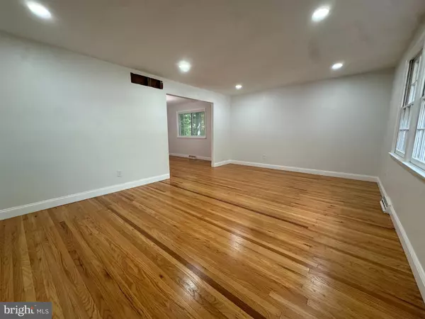 Cherry Hill, NJ 08003,8 ELBOW LN