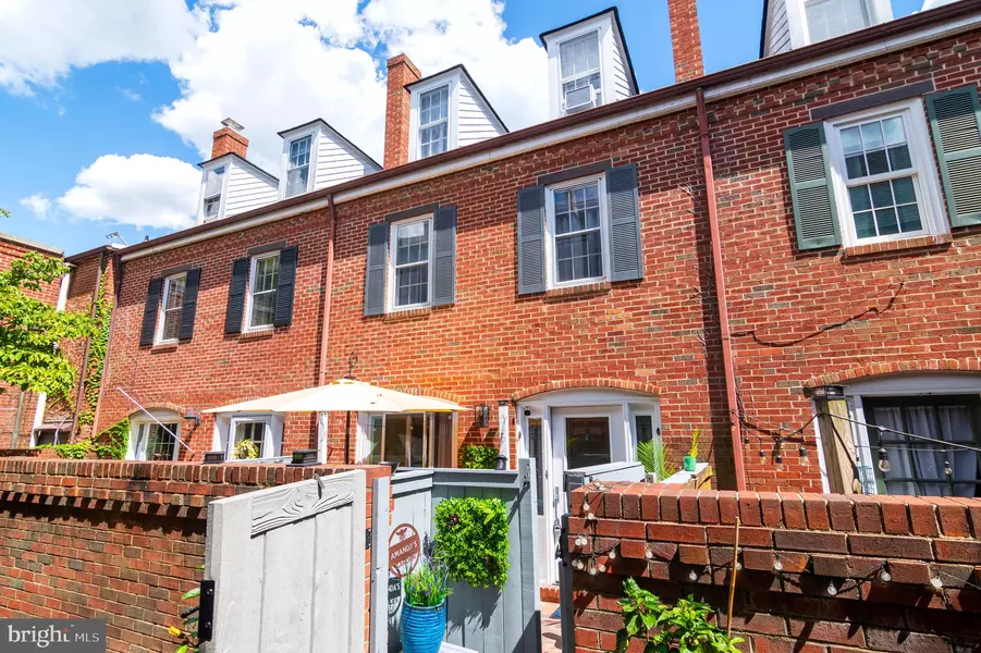 102 KING HENRY CT, Alexandria, VA 22314