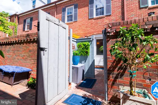 Alexandria, VA 22314,102 KING HENRY CT