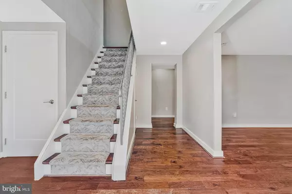 Mclean, VA 22101,6926 TYNDALE ST