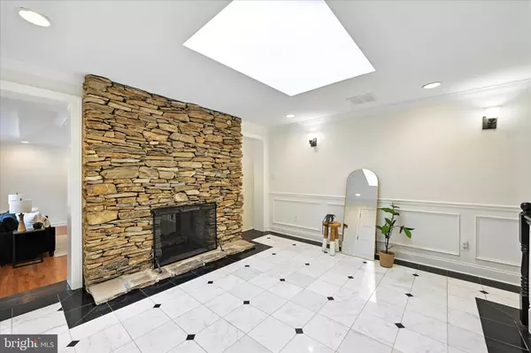 Cockeysville, MD 21030,12325 FALLS RD