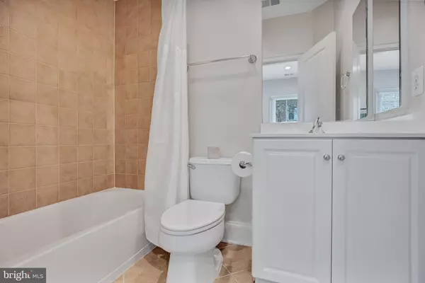 Alexandria, VA 22314,725 CARPENTER RD