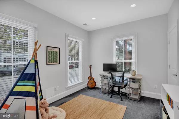 Alexandria, VA 22314,725 CARPENTER RD