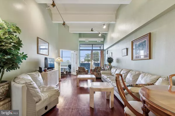 Philadelphia, PA 19106,3 N COLUMBUS BLVD #PL242