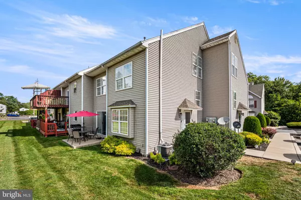 16 HORSESHOE DR, Douglassville, PA 19518