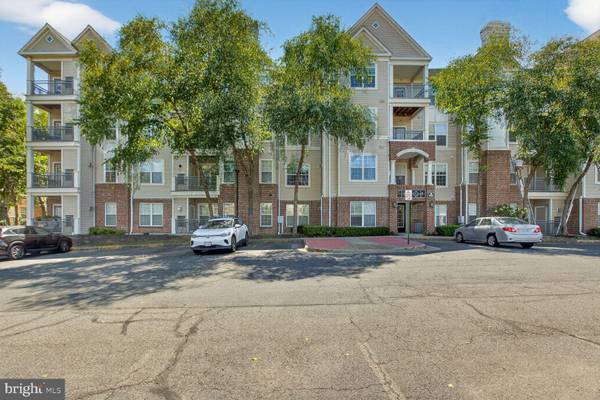 3021 NICOSH CIR #1108, Falls Church, VA 22042