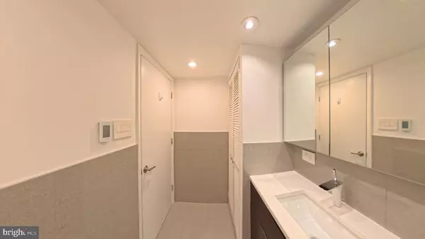 Mclean, VA 22102,1800 OLD MEADOW RD #204