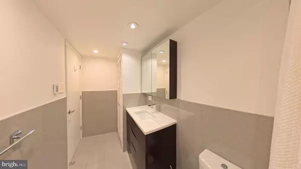 Mclean, VA 22102,1800 OLD MEADOW RD #204