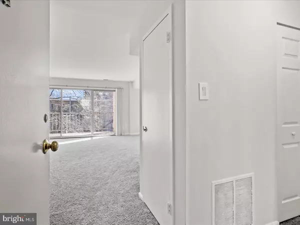 Alexandria, VA 22304,19 CANTERBURY SQ #211