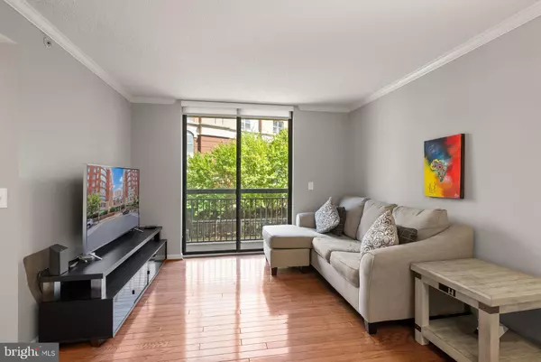 Arlington, VA 22203,3830 9TH ST N #208E