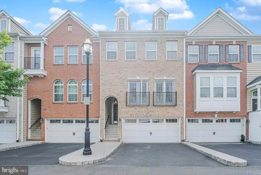 42 CREEKSIDE CT, Secaucus, NJ 07094