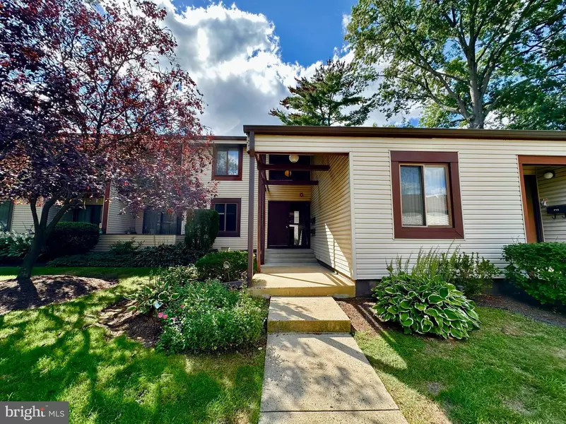 13 AVON DR #P, Hightstown, NJ 08520