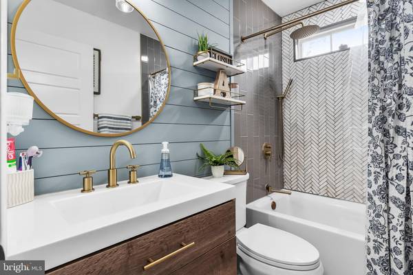 West Deptford, NJ 08086,1054 KINGS HWY