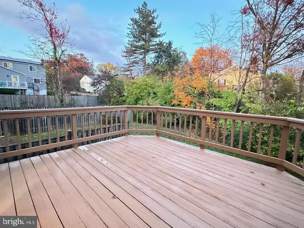 Vienna, VA 22181,9908 OAKDALE WOODS CT