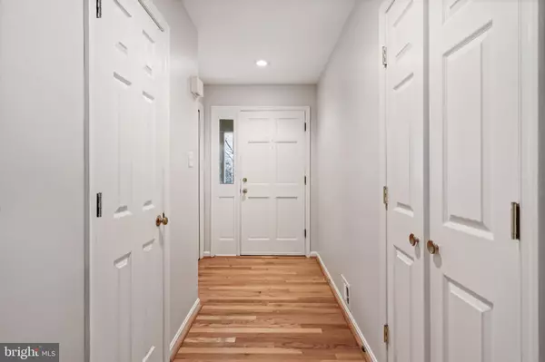 Fairfax Station, VA 22039,7921 OAK HOLLOW LN