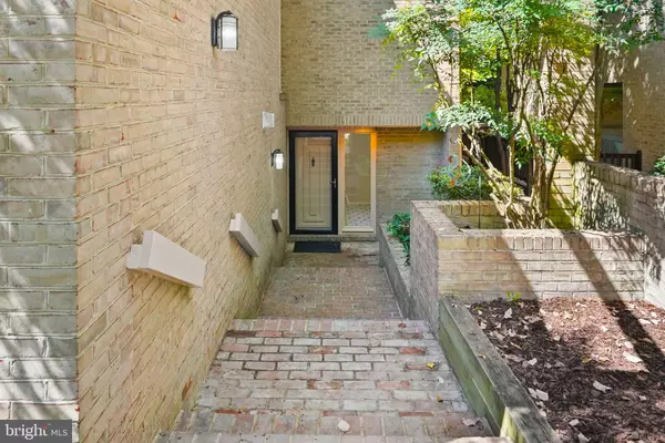 Fairfax, VA 22030,9904 GREAT OAKS WAY