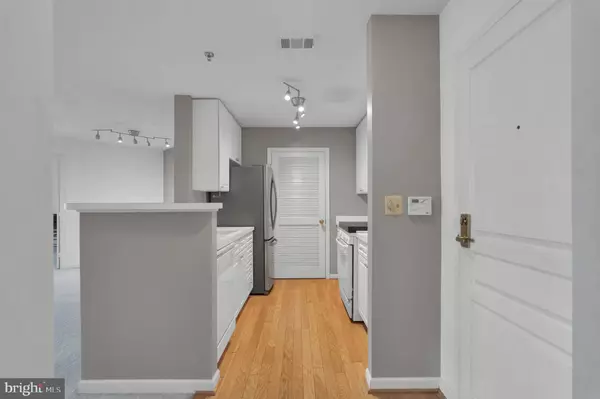 Falls Church, VA 22041,5563 SEMINARY RD #401