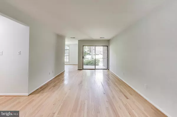 Annandale, VA 22003,3328 WOODBURN VILLAGE DR #14