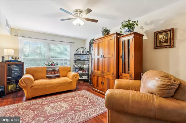 Springfield, VA 22152,8425 PENSHURST DR #595