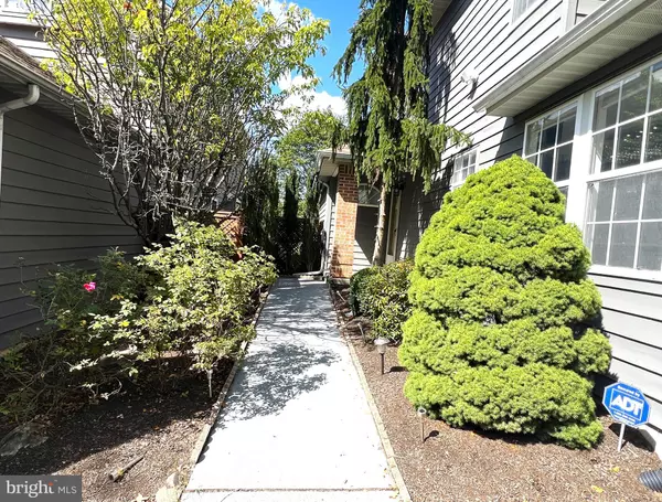 Monroe Township, NJ 08831,10 SAWGRASS CT