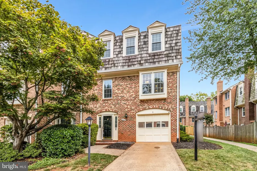 2943 OAKBOROUGH SQ, Oakton, VA 22124