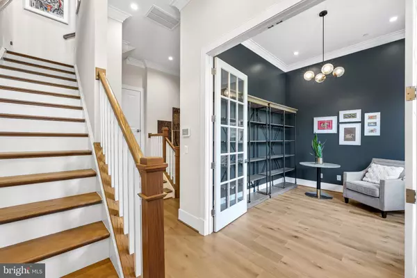 Alexandria, VA 22314,1117 E ABINGDON DR #ELEVATOR