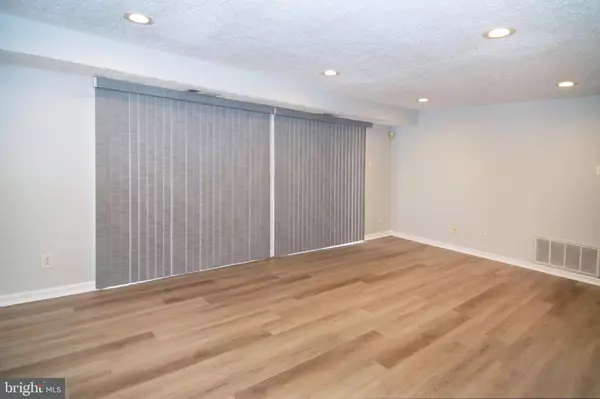 Sicklerville, NJ 08081,93 KENWOOD DR