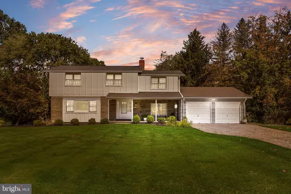 4 LARKSPUR LN, Lawrenceville, NJ 08648