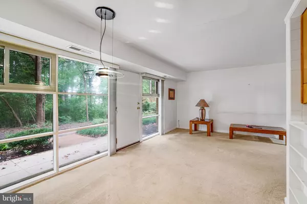 Annandale, VA 22003,4309 AMERICANA DR #10