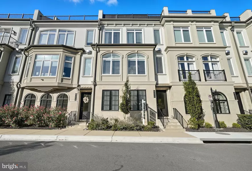 8215 RIVER RD, Bethesda, MD 20817