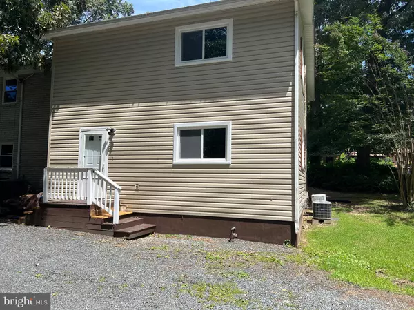 18402 CEDAR DR #A, Triangle, VA 22172