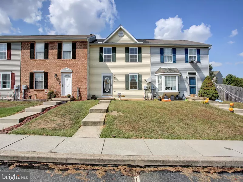 135 APPLE GROVE LN, Littlestown, PA 17340