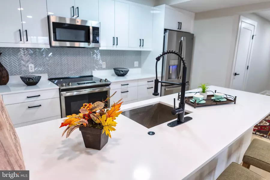 919 12TH ST NE #202, Washington, DC 20002