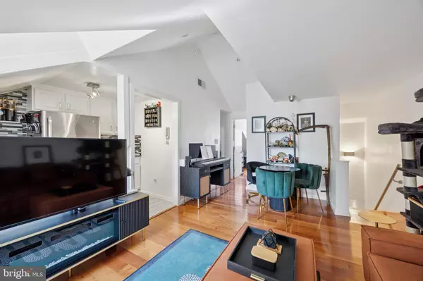 Philadelphia, PA 19107,1021 CLINTON ST #7